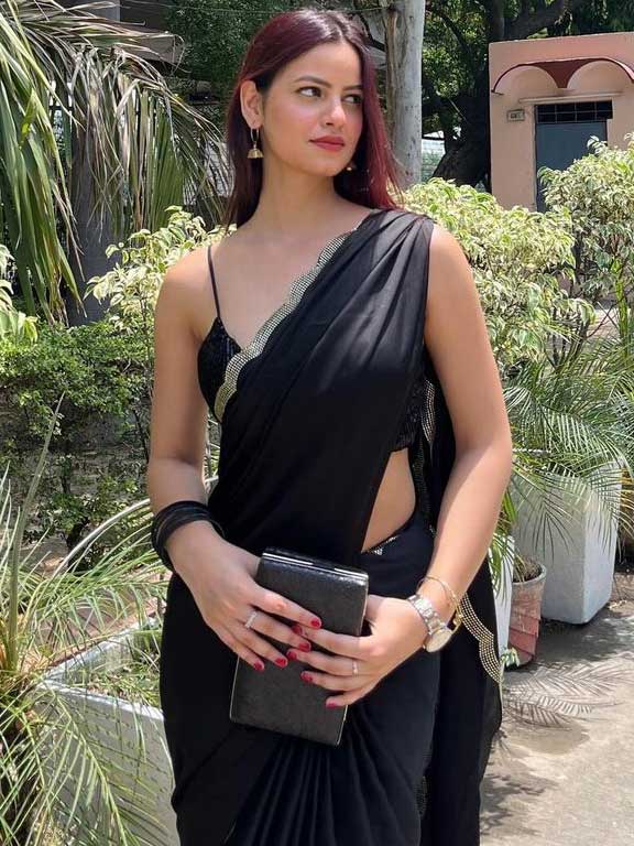 20 year old Call Girl service in Delhi